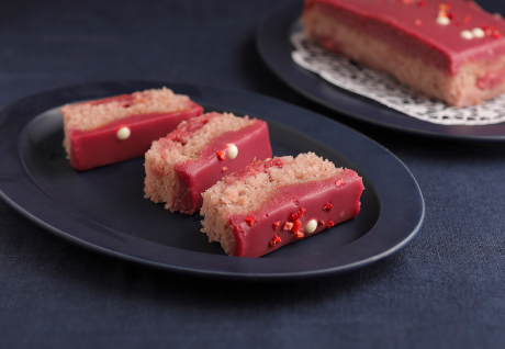 ルビーチョコレートと2種ベリーのココナッツケーキ