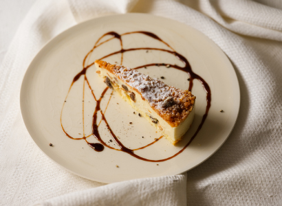 プレートにバルサミコクリームでラインを描き、その上に4つに切り分けたケーキをセット。最後に黒胡椒を振りかけ、モダンな印象に仕上げました。
