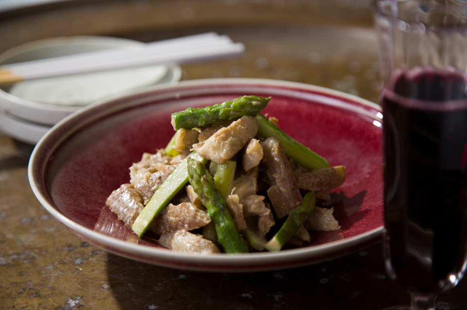 叩きごぼうとアスパラガスの胡麻すぎる胡麻ドレッシング和え