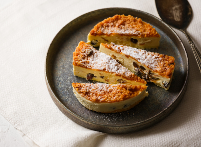同じチーズケーキでもカットの仕方を工夫すると、また違った雰囲気に。真ん 中で半分にカットし、さらに半分ずつに切り、4つに切り分けます。